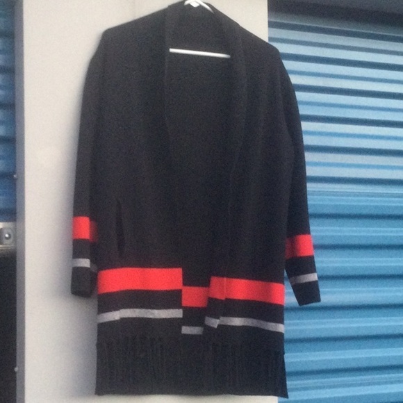 Thick Knit 🧶 Black Cardigan w/ a red& gray stripe fringe in front & 2 pockets - Picture 2 of 8